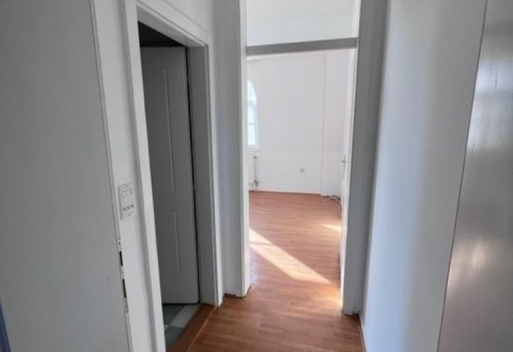548. Na prodaju četvorosoban stan