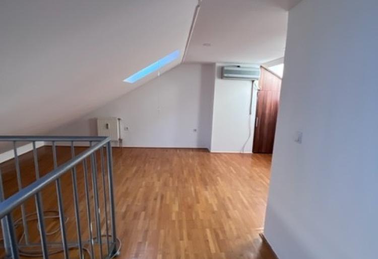 548. Na prodaju četvorosoban stan