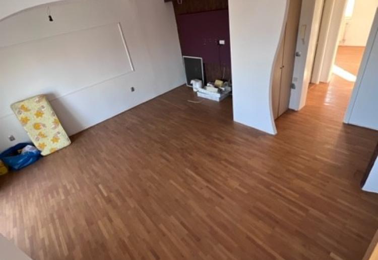 548. Na prodaju četvorosoban stan