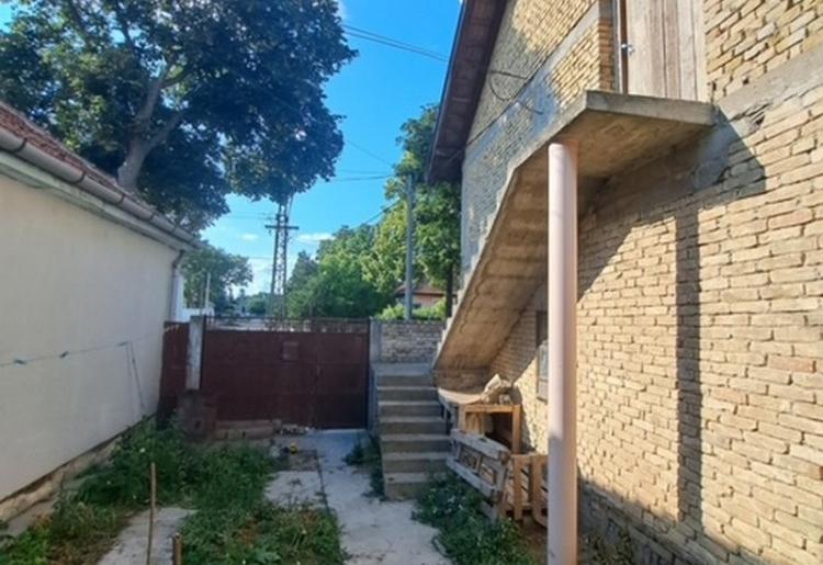 591. Na prodaju dve kuće