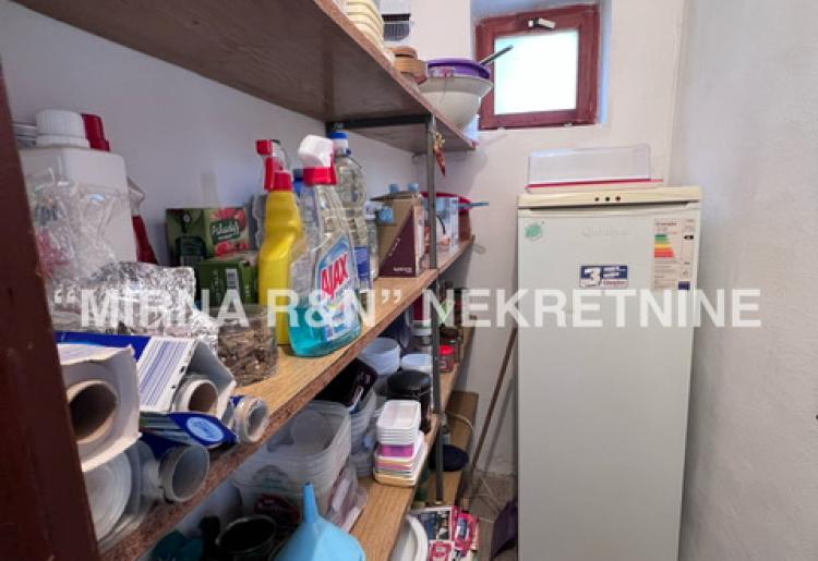 425. Na prodaju porodična kuća