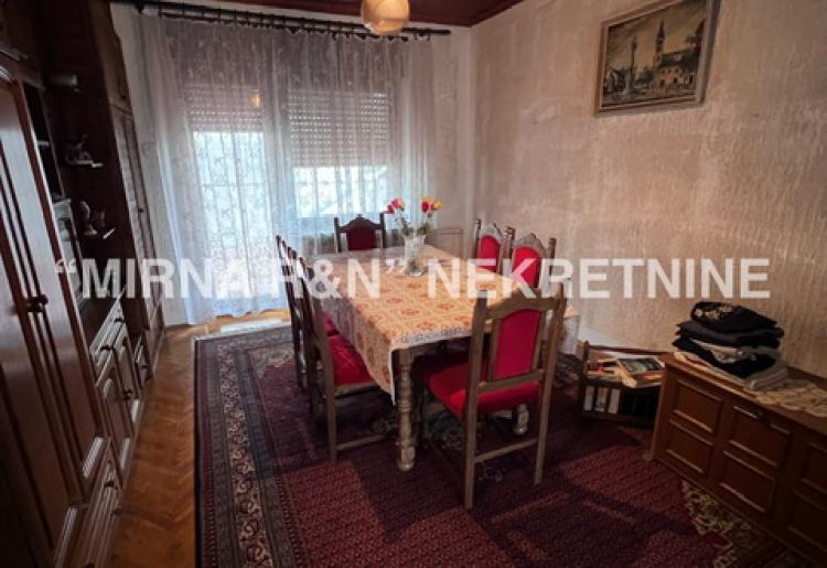 425. Na prodaju porodična kuća