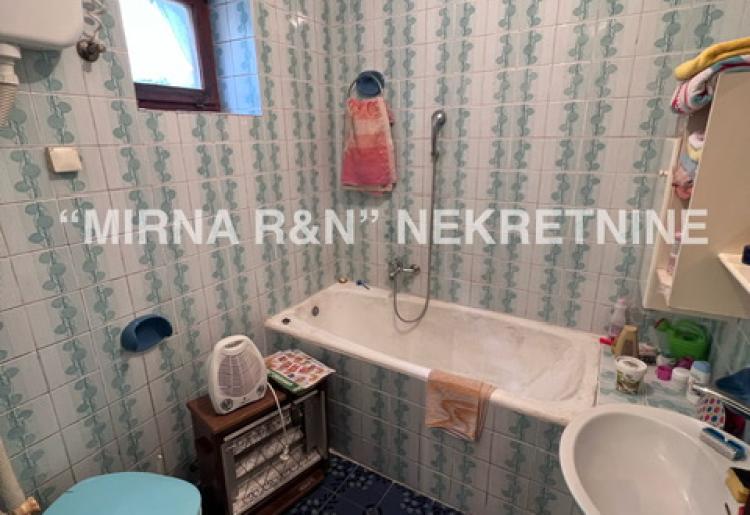 425. Na prodaju porodična kuća