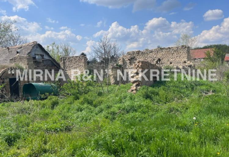 405. Na prodaju kuća za rušenje u Kljajićevu