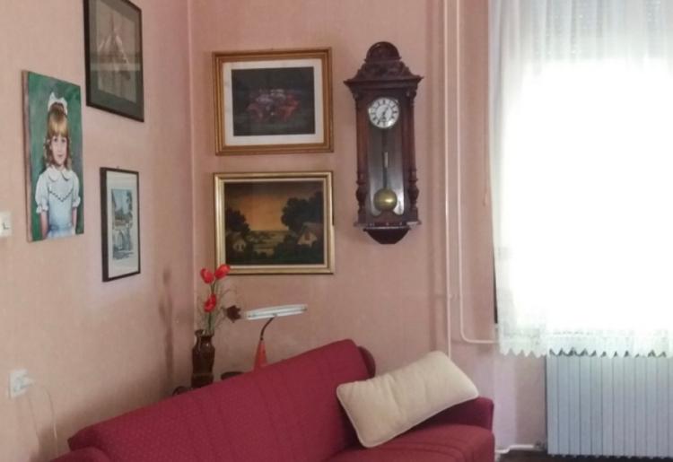13. Na prodaju kuća 