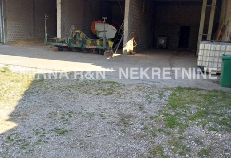 311. Na prodaj poslovni objekat