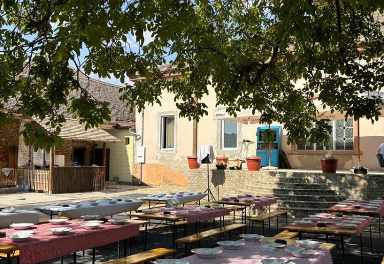 709. Na prodaju unikatna stara vojvođanska kuća u Staparu