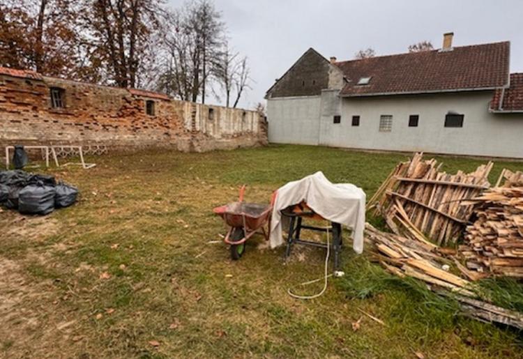 709. Na prodaju unikatna stara vojvođanska kuća u Staparu