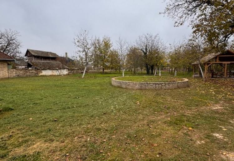 709. Na prodaju unikatna stara vojvođanska kuća u Staparu