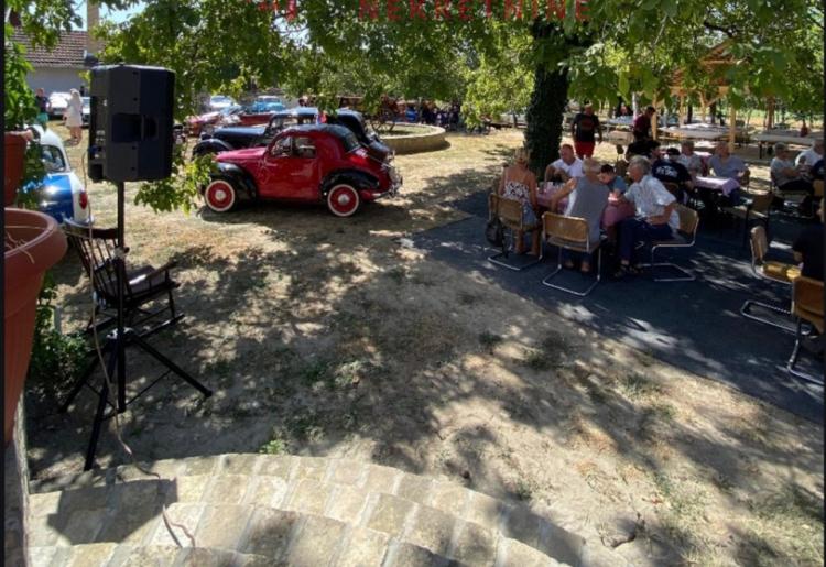 709. Na prodaju unikatna stara vojvođanska kuća u Staparu