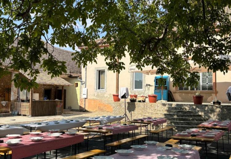 709. Na prodaju unikatna stara vojvođanska kuća u Staparu