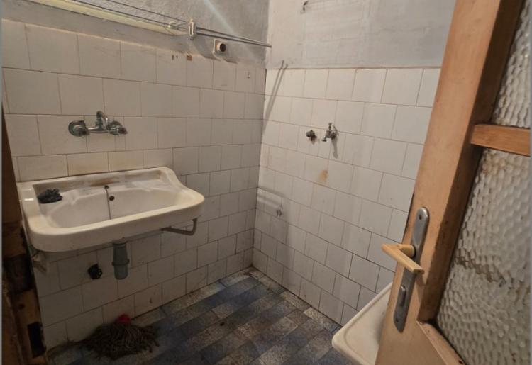 710. Na prodaju kuća u Staparu
