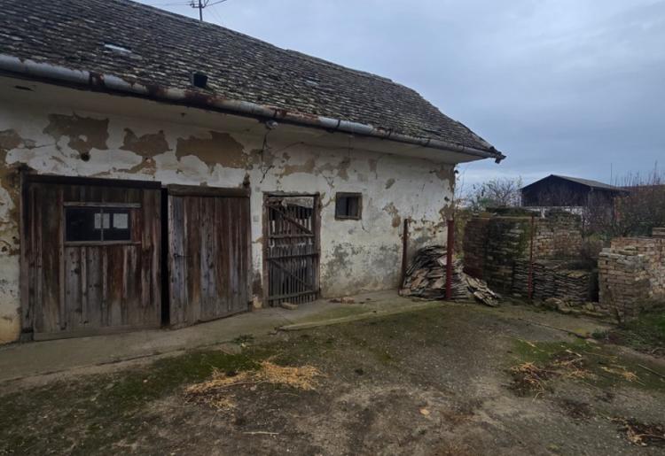 710. Na prodaju kuća u Staparu