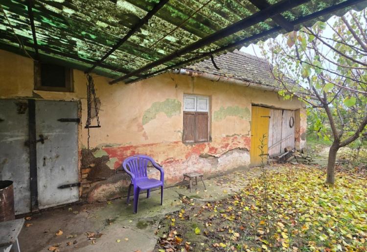 710. Na prodaju kuća u Staparu