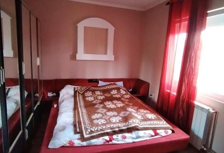 727. Na prodaju prelepa porodična kuća 