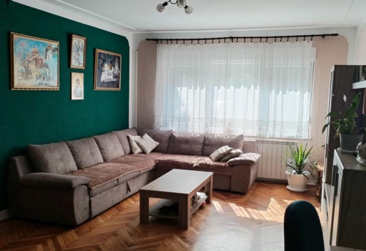 727. Na prodaju prelepa porodična kuća 