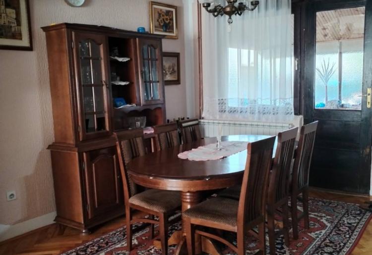 727. Na prodaju prelepa porodična kuća 