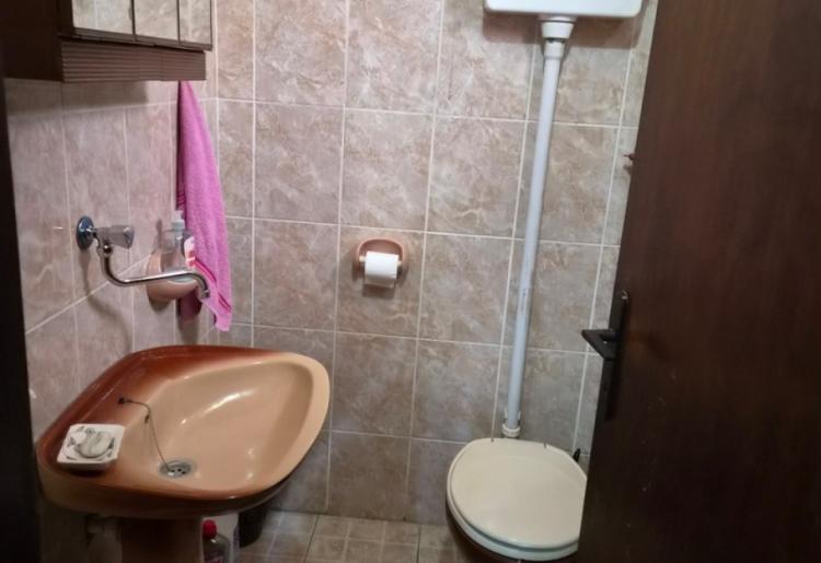 727. Na prodaju prelepa porodična kuća 