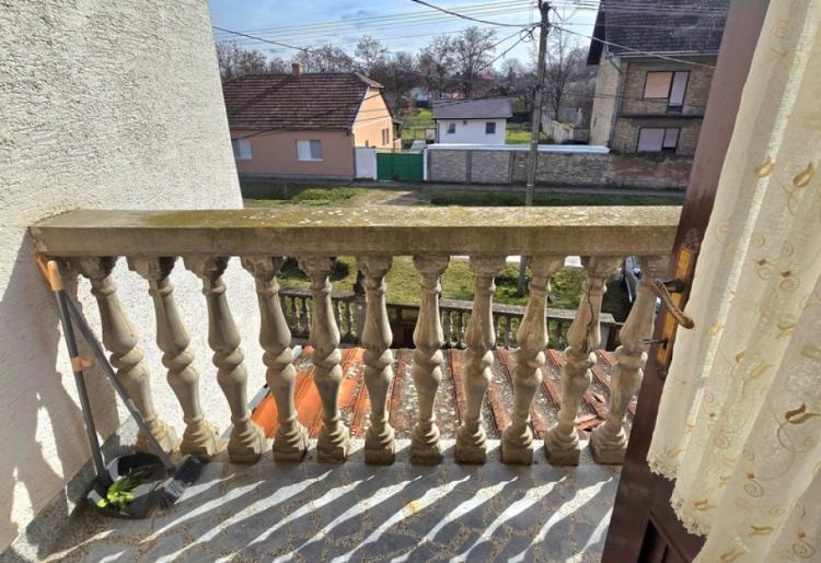 753. Na prodaju kuća 