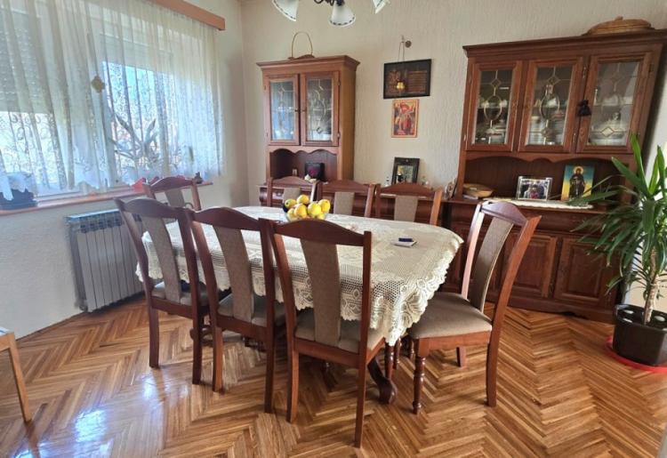 753. Na prodaju kuća 