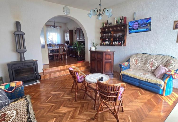 753. Na prodaju kuća 