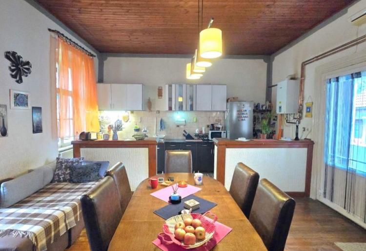 776. Na prodaju dve kuće na jednom placu