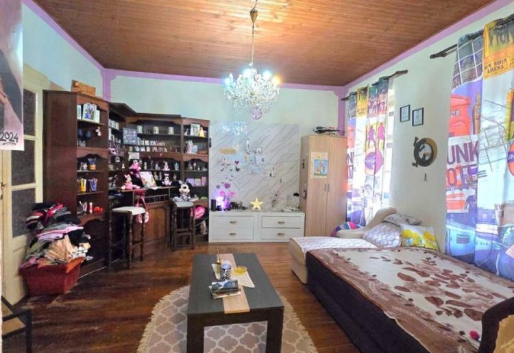 776. Na prodaju dve kuće na jednom placu