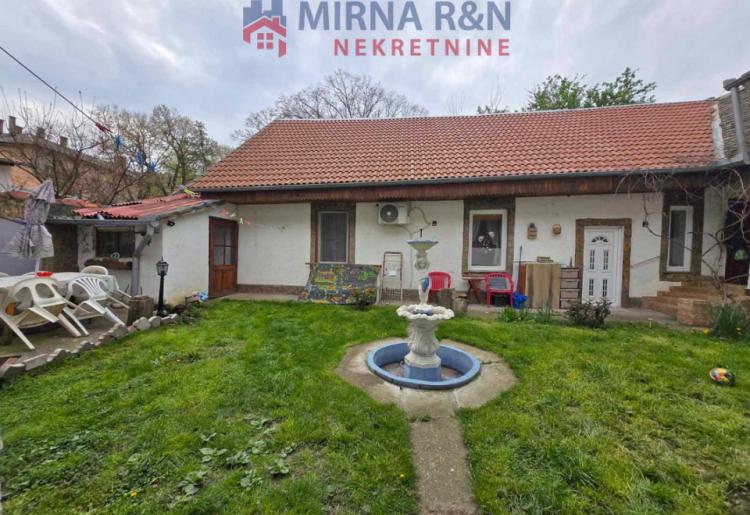 776. Na prodaju dve kuće na jednom placu