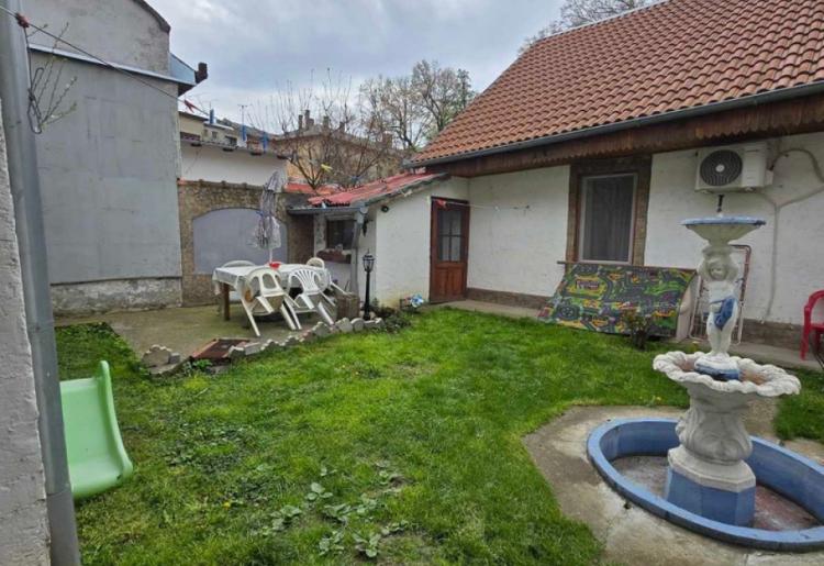 776. Na prodaju dve kuće na jednom placu