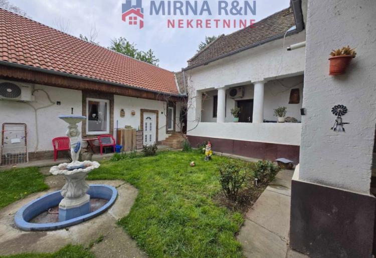 776. Na prodaju dve kuće na jednom placu