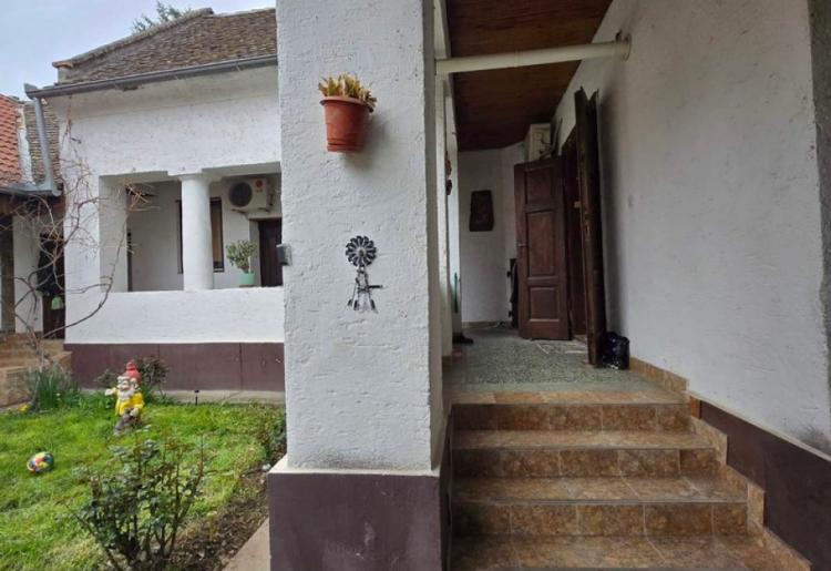 776. Na prodaju dve kuće na jednom placu
