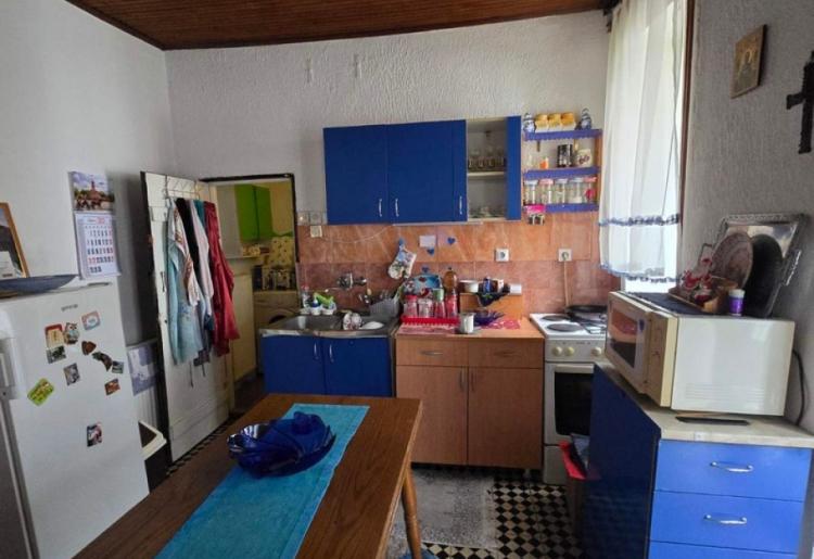 776. Na prodaju dve kuće na jednom placu