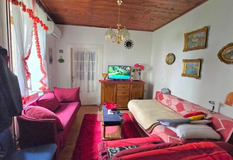 776. Na prodaju dve kuće na jednom placu