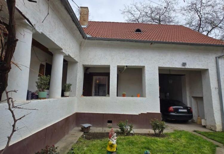 776. Na prodaju dve kuće na jednom placu