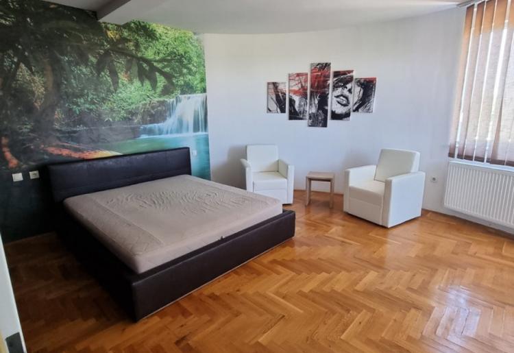 797. Na prodaju troiposoban stan-duplex