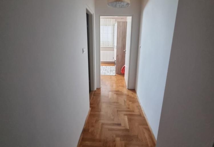 798. Na prodaju troiposoban stan 