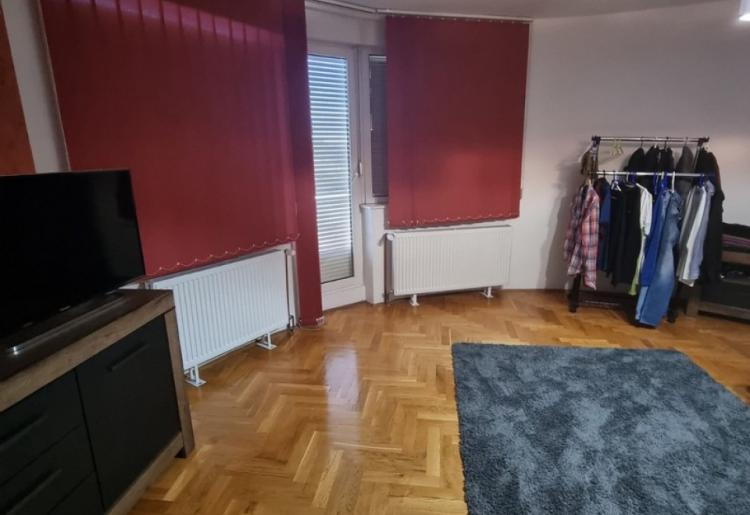 798. Na prodaju troiposoban stan 