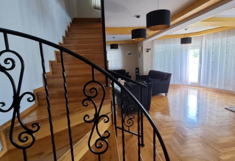798. Na prodaju troiposoban stan 