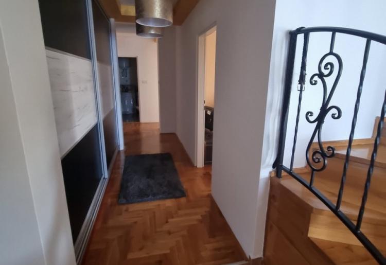 798. Na prodaju troiposoban stan 