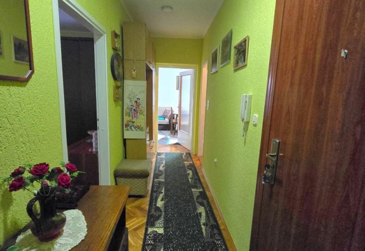 806. Na prodaju dvoiposoban stan