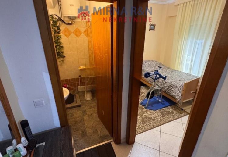 812. Na prodaju dvoiposoban stan u Grčkoj 