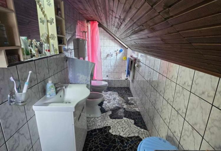 822. Na prodaju tri stambene jedinice na jednom placu