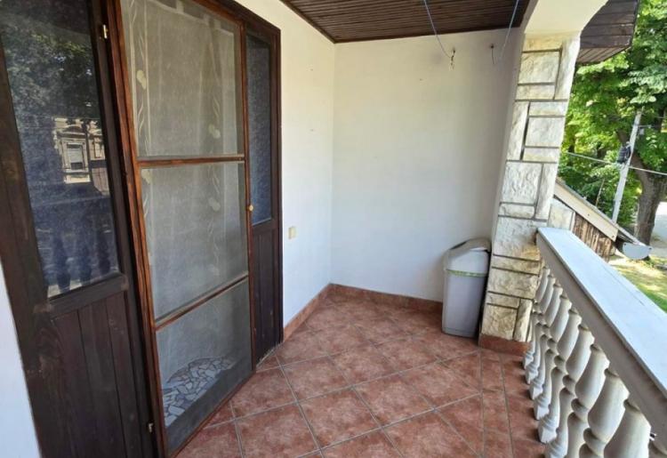 822. Na prodaju tri stambene jedinice na jednom placu