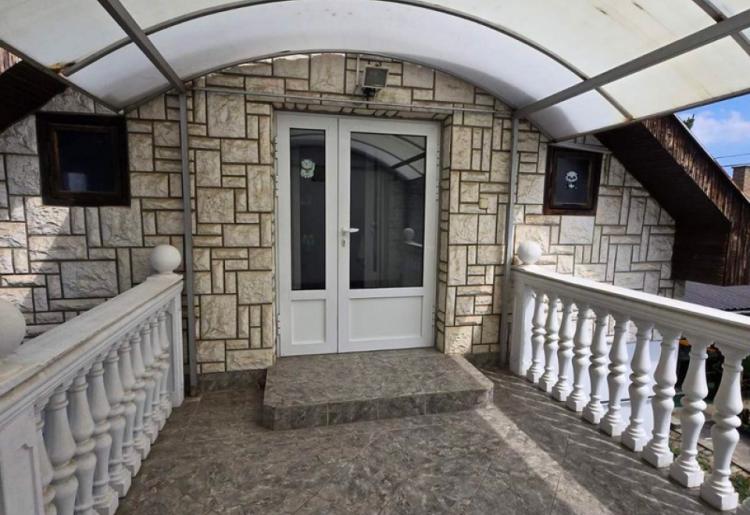 822. Na prodaju tri stambene jedinice na jednom placu