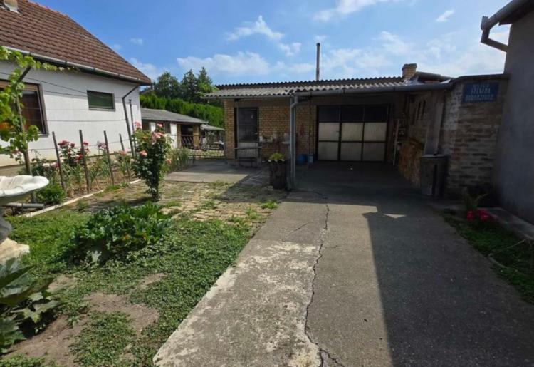 822. Na prodaju tri stambene jedinice na jednom placu
