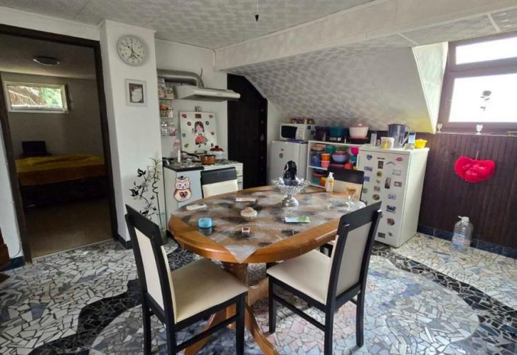 822. Na prodaju tri stambene jedinice na jednom placu