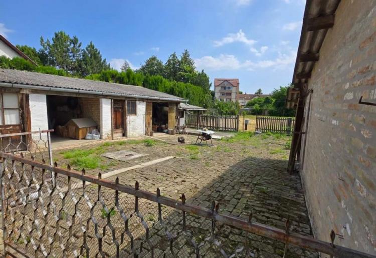 822. Na prodaju tri stambene jedinice na jednom placu