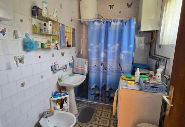 822. Na prodaju tri stambene jedinice na jednom placu