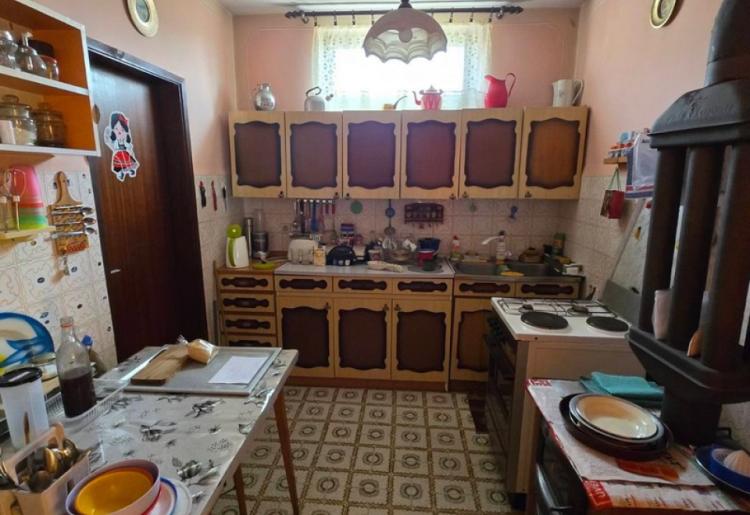 822. Na prodaju tri stambene jedinice na jednom placu