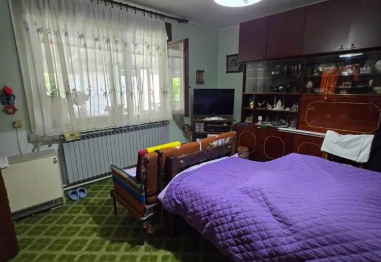822. Na prodaju tri stambene jedinice na jednom placu